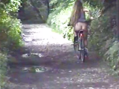 Laskig ung snubbe vill svenska sex cam ha en trekant till hennes födelsedag