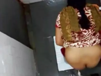 Den mogna baben Kate Linn behöver lite dick vid svenska xxx poolen