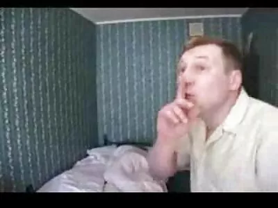 Stud klär hemmagjord svensk porr av sig söta GF och knullar henne i doggystyle