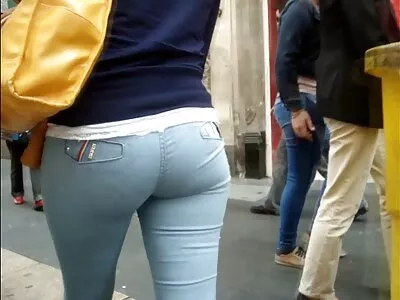 Blonda lesbiska svenska sex cam med små bröst gladar fittor i sovrummet