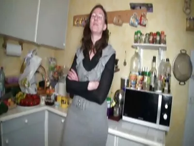 Stygga svensk gay porn kontorsdamen Angela White blir knullad av en svart hunk