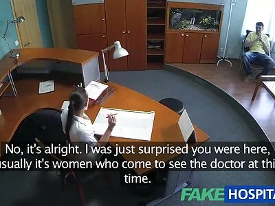 Blond tonåring svenska swingers video blir förförd i badrummet av bästa väns mamma