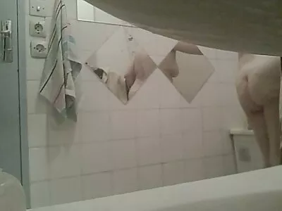 MILF med stora tuttar tar av sig kläder för free porn svensk dubbel poäng