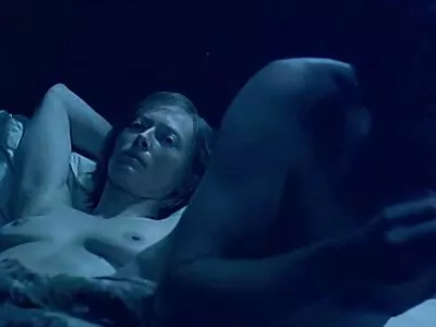 Slank Latina svenska porn video gal inte rädd för att bli borrad med enorm svart penis