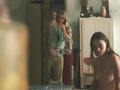 Sultig sexpott frestar svenska xxx rumskamrat till fusk i sovrummet