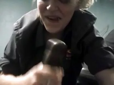 Efter att ha gjort honom stor kuk porn stel och hård klättrar hon ovanpå hans kuk