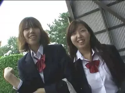 Japanska svensk xxx tube baldrottningen spelar solo med en leksak och suger en kuk