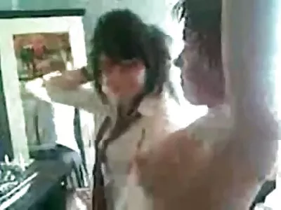 Kycklingar tackar vän med dubbel svensk porn video avsugning och trekant jävla