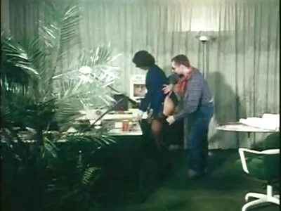 Brunett tjej suger en stor kuk i badrummet och på trappan svensk porn tube
