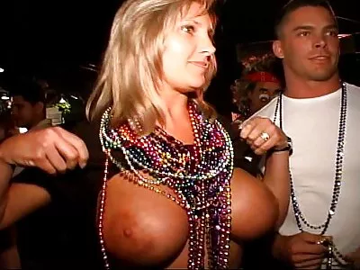 After club belle med enorma knockers svensk porn hoppar på BF: s manlighet