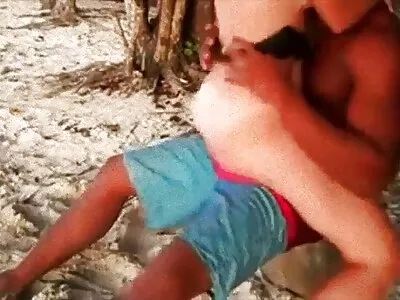 Brunett babe svenska sex cam får sin trimmade fitta slagen av livvakt