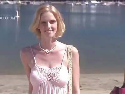 Söt svenska porn video tjej får sin täta slida slickad hemma