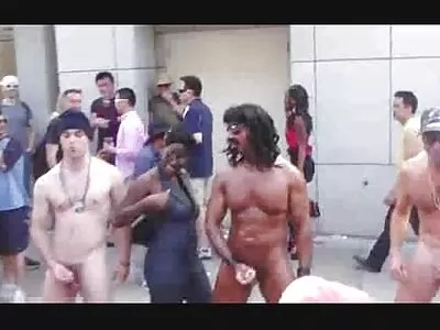 Guy svensk xxx tube ger flickvän halsband och hon tackar honom genom analsex