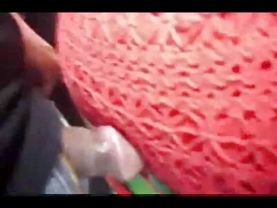 Oljad svenska sex cam tjej med vackert ansikte hanterar massörens hårda kuk