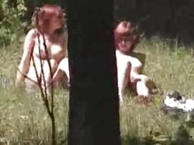 Guy svenska nybörjare porr tar upp klubban ur byxorna och är redo att gå in i divan